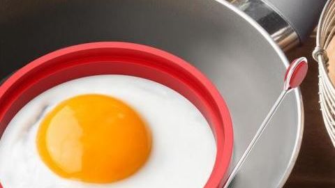 Haz huevos perfectos con el anillo Chef Buddy.