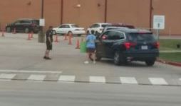 Resdientes de Texas en necesidad de ayuda.