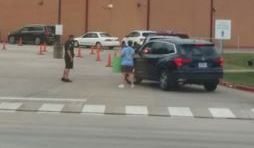 Resdientes de Texas en necesidad de ayuda.