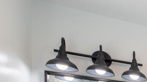 Puedes tomar pequeñas ideas y sin tanto costo para darle una apariencia similar al de este bello baño.