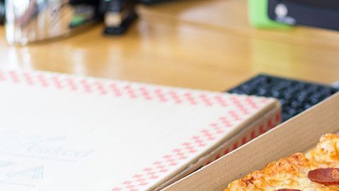 Aunque parece que es más, en realidad dos pizzas grandes no tienen tanto producto.