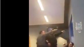 La gente se refugió al escuchar los disparos.