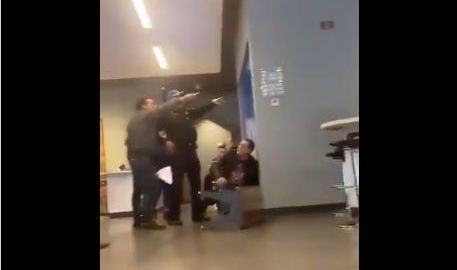 La gente se refugió al escuchar los disparos.