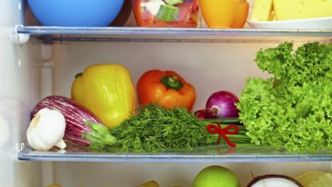 Conservar correctamente frutas y verduras es una buena manera de economizar.