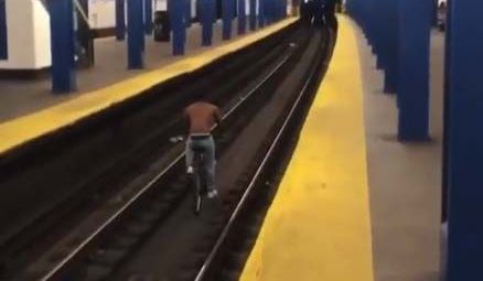 Un usuario del Subway de NYC corrió con su bici por los rieles de la estación.