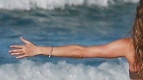 Photo © 2020 Backgrid/The Grosby Group
Spain: Lagencia Grosby

*PREMIUM-EXCLUSIVE*

NO BRAZIL

12 MARCH 2020 

Costa Rica, COSTA RICA  Gisele Bundchen retired from runway modeling in 2015 but the Brazilian bombshell proved she still is very much a supermodel during a photo shoot on the beach in Costa Rica. Gisele looks great as she shows off her toned figure while frolicking on the beach in a chocolate covered bikini top with matching leopard print bottom. *Shot on March 8, 2020*

Pictured: Gisele Bundchen