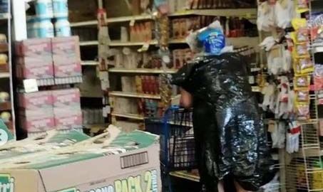 La mujer recorrió todo el supermercado envuelta en bolsas de plástico.
