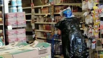 La mujer recorrió todo el supermercado envuelta en bolsas de plástico.