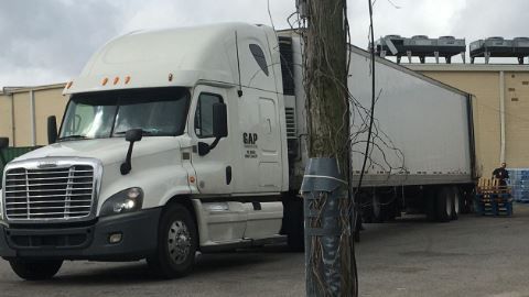 Camiones de transporte en aprietos.