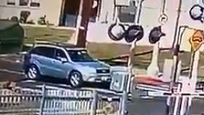 Un segundo después el tren arrastró el auto al chocar.