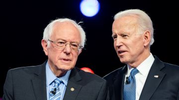 Bernie Sanders (i) y Joe Biden son grandes amigos fuera de las contiendas de campaña.