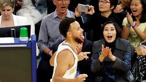 Stephen Curry y los Warriors no tendrán fans en su arena el jueves.
