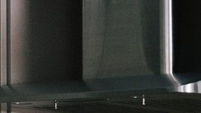 El brillo del grifo combinado con las manijas del gabinete roba la mirada de más de uno.