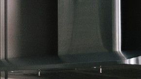 El brillo del grifo combinado con las manijas del gabinete roba la mirada de más de uno.