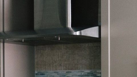 El brillo del grifo combinado con las manijas del gabinete roba la mirada de más de uno.