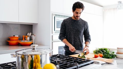 Muchas personas huyen de la cocina, pero necesitan dar un primer paso para amarla.