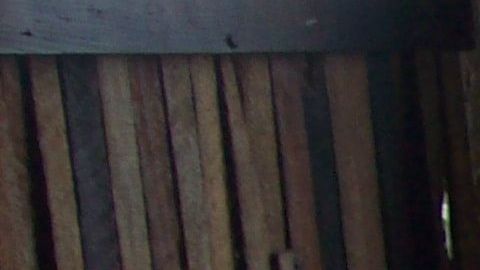 Libera tu colchón de toda las sábanas para comenzar la faena.