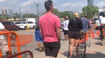 Largas filas en Houston.