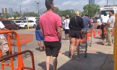 Largas filas en Houston.