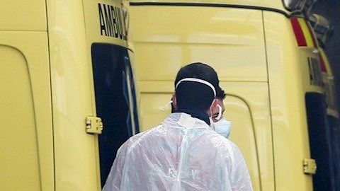 Personal medico en el Hospital de Bellvitge en L'Hospitalet (Barcelona), este viernes.