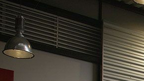 Muchas tiendas están vacías porque la gente está comprando grandes cantidades de productos para protegerse del coronavirus.