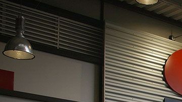 Muchas tiendas están vacías porque la gente está comprando grandes cantidades de productos para protegerse del coronavirus.