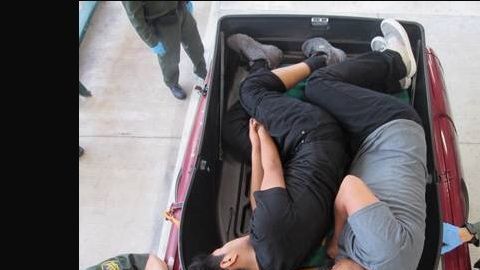 Indocumentados en la maleta.