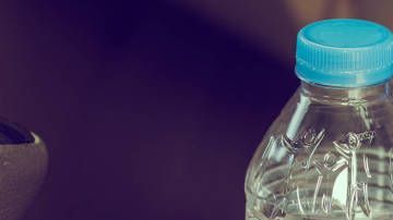 Una botella de plástico podría convertirse en la peor arma para tu automóvil si no tomas las debidas precauciones