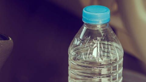 Una botella de plástico podría convertirse en la peor arma para tu automóvil si no tomas las debidas precauciones