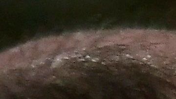 Un feligrés comulga de las manos del sacerdote Laszlo Monostori en la iglesia de Santa Margarita en Budapest, Hungría.