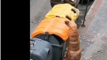 Las personas recurren a todo para protegerse.