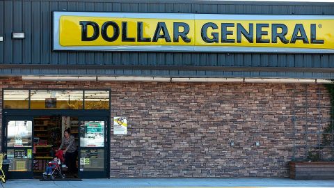 Dependiendo de la ubicación, Dollar General abrirá sus puertas de 8:00 a 9:00 de la mañana sólo para las personas de la tercera edad.