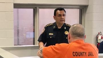 El alguacil Ed González en la Cárcel del Condado.