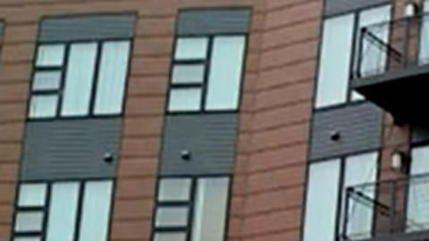 Edificio donde la policía de Saint Paul, en Minnesota, encontró a un niño tendido en la calle.