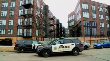 Edificio donde la policía de Saint Paul, en Minnesota, encontró a un niño tendido en la calle.