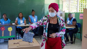Un mujer vota el  domingo 15 de marzo durante las elecciones municipales en Santo Domingo, (República Dominicana). Los colegios electorales en la República Dominicana abrieron este domingo para elegir a las autoridades municipales en unos comicios reprogramados tras la inédita suspensión de los del 16 de febrero pasado por un fallo en el recién estrenado voto automatizado. EFE/Orlando Barría
