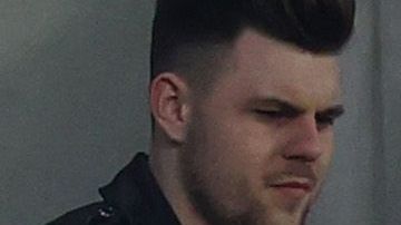 Eric Dier escaló las gradas buscando a un fanático.