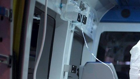 Los casos por coronavirus en residencia de Celanova ascienden a 62. La residencia San Carlos de Celanova ha registrado 31 nuevos casos positivos de ancianos además de 17 trabajadores, convirtiéndose en uno de los principales focos de coronavirus en Galicia. En la imagen, trabajadores sanitarios trasladan hoy viernes a ancianos que han dado positivo en el test de coronavirus, desde la residencia de mayores San Carlos de Celanova a la residencia de Baños de Molgas. EFE/Brais Lorenzo