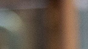 Dos mujeres con mascarillas caminan por Barcelona, España.