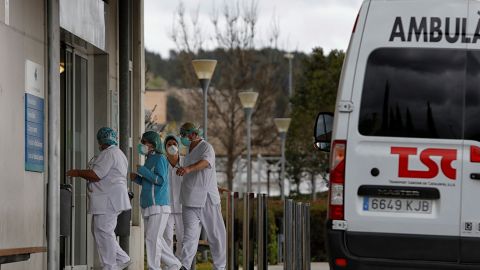 La policía detuvo a la mujer y la llevó de vuelta al hospital.