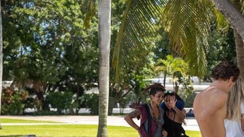 Turistas reciben alimentos y bebidas.