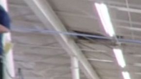 Operarios de Faulkner Plastics trabajando en la fábrica de Hialeah.