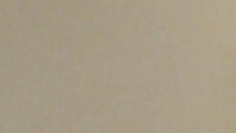 Especialistas bien protegidos atienden a un paciente en la sala de un hospital.