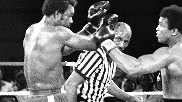 En el cierre del octavo asalto Ali salió de las cuerdas  y noqueó a  Foreman para recuperar sus títulos mundiales.