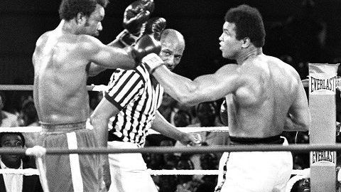 En el cierre del octavo asalto Ali salió de las cuerdas  y noqueó a  Foreman para recuperar sus títulos mundiales.