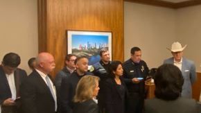 Los funcionarios de Houston en reunión.