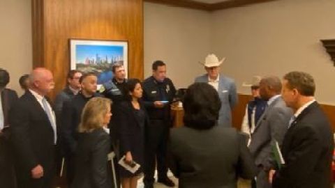 Los funcionarios de Houston en reunión.