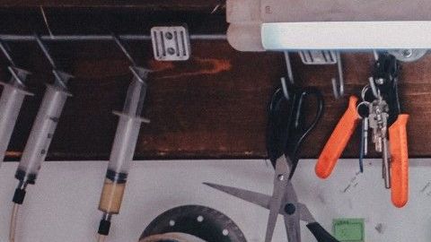 Paredes falsas de madera ayudan a colgar diferentes objetos.