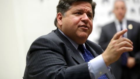 El gobernador de Illinois J.B. Pritzker quiere reducir los costos de la educación superior en ese estado.