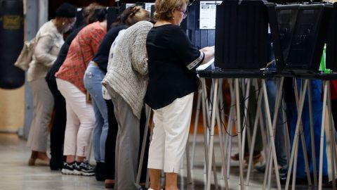 Personas votando en un centro de votación del condado de MIami-Dade.